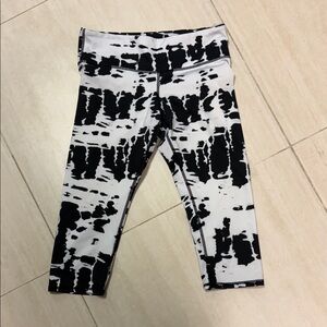 Alo Stylish Black and White Cropped Leggings